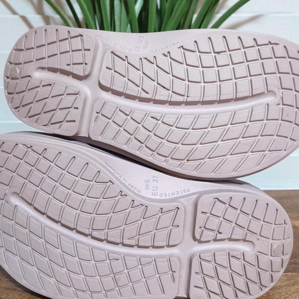 OOFOS Women's Gray and Pink Slide Slippers - Picture 7 of 8